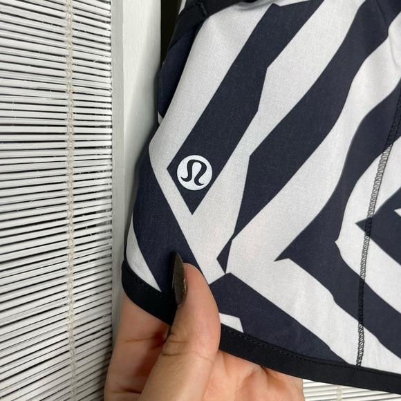 Lululemon Speed Short Which Way Sway Black White Size 6 NWT - Picture 4 of 8
